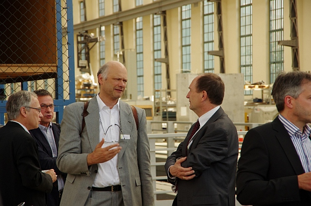 Empfang in der Peter-Behrens-Halle, Jürg Conzett im Gespräch mit Rainer Barthel | Foto Bernhard Heres